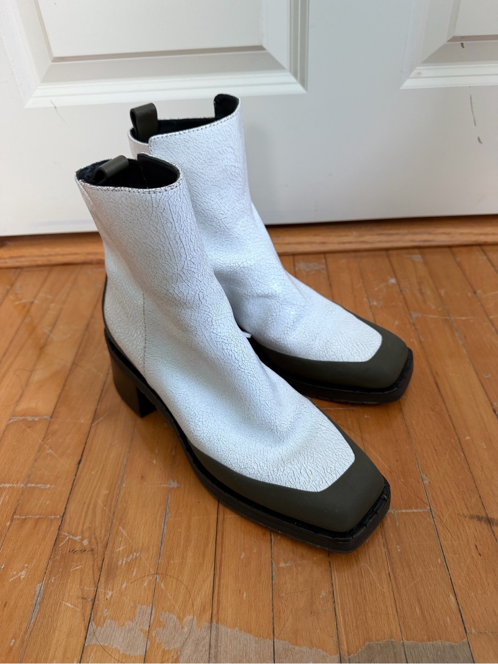 Tory Burch Expedition ankle boots in white and green. Size 8M